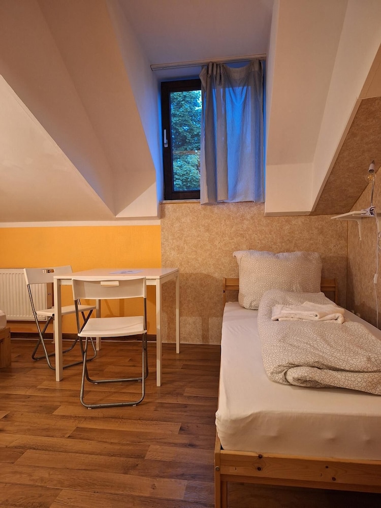 2-Rent Group Hostel Rooms AUB162