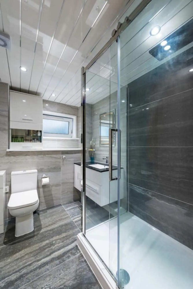 Elegant 4 Bedroom Maisonette Near Wardie Bay view 5
