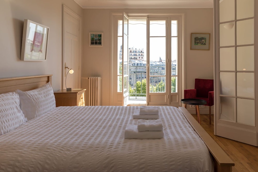 Eiffel Park Peaceful 1 Bedroom Apt Near the Eiffel Tower