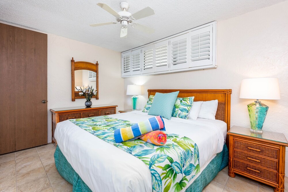 Papakea L207 Ocean Front 1 Bedroom 1 Condo by RedAwning view 5