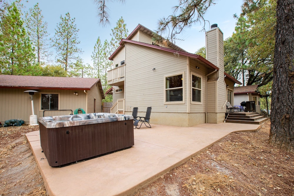 Mountain Retreat with Hot Tub Pool Table - Just over 1 hour to Squaw Valley Resort! by RedAwning - Property Image 8