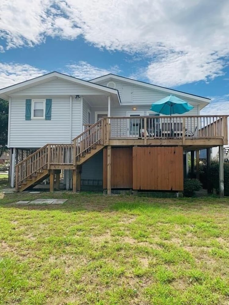 Wayne's World 3 Bedroom Home by RedAwning