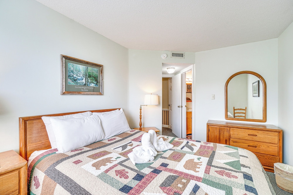 Indoor & Outdoor Pool Access! Condo 3 Mi to Gsmnp