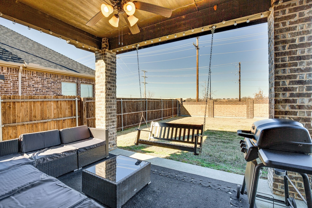 6 Mi to Lake Lewisville: Chic Retreat in Frisco!