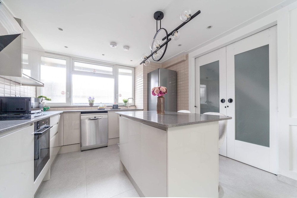 Excellent 3-bed Flat In Elephant & Castle