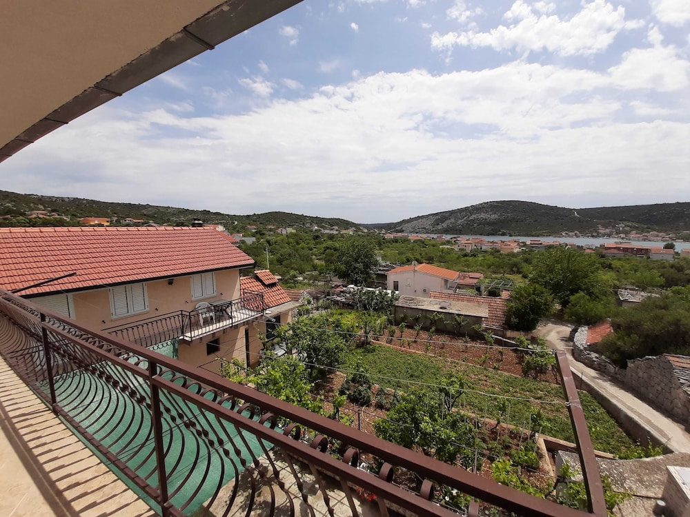 Cozy Apartments With Private Balcony Vinisce