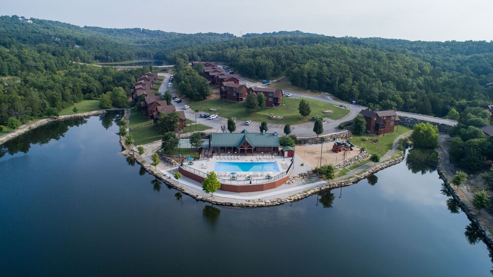 Timeless Memories Lodge 6 Bedroom Cabin by RedAwning