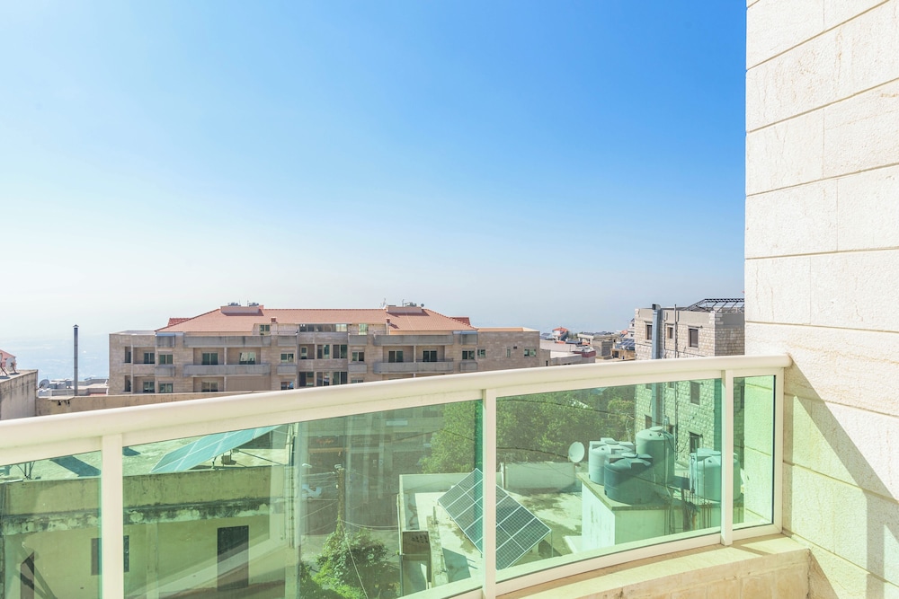 Glint 3-Bedroom Apartment & Balcony in Aley