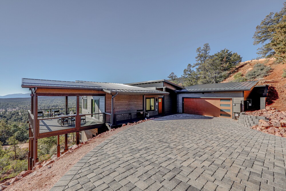 Hot Tub & Panoramic Mtn Views: Pine Retreat!