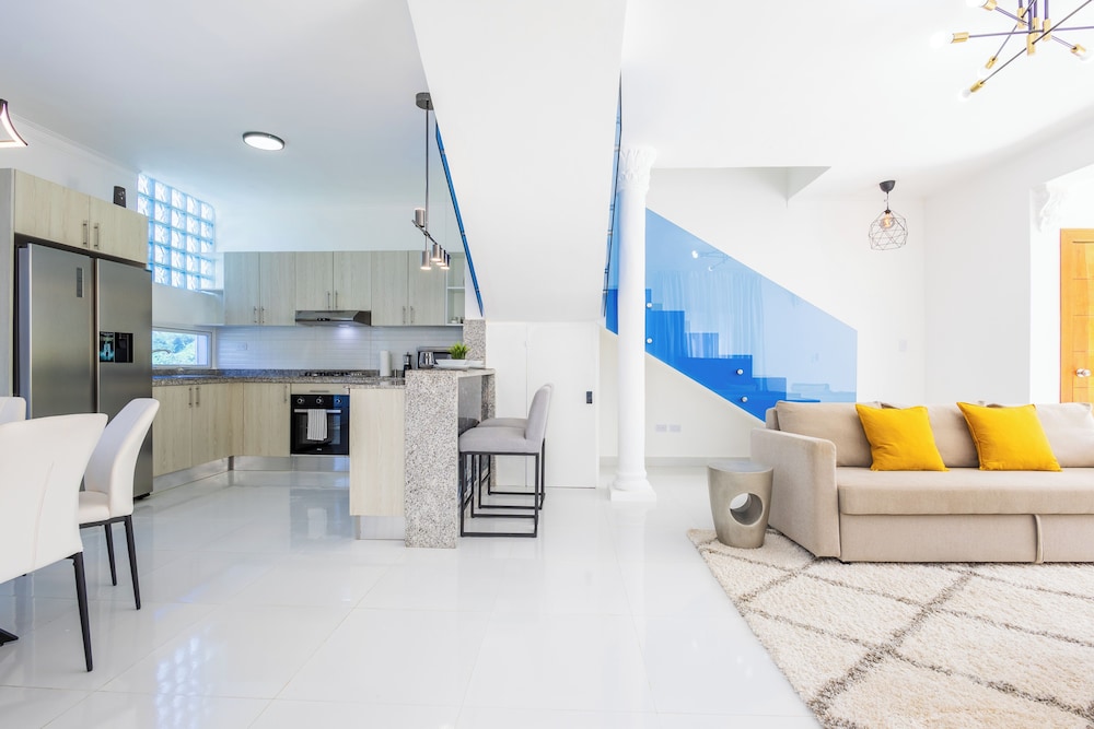 3-BR Villa with Pool & Rooftop Jacuzzi