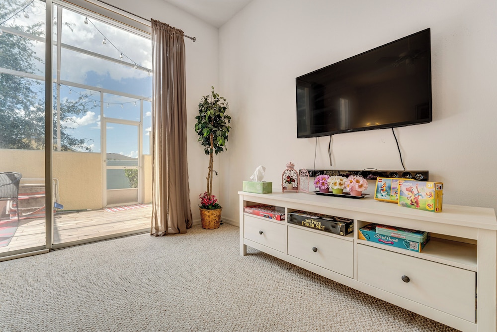 10 Mi to Disney World: Townhome w/ Community Pool!