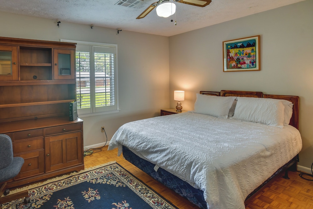 Spacious Downtown Montgomery Home w/ Yard, Patio! view 2
