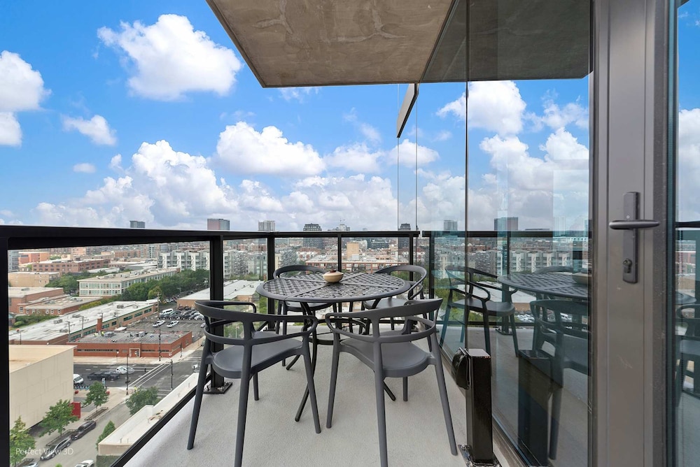 West Loop Retreat High-end Walk to Everything