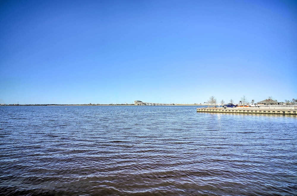 Cozy Lake Charles Studio w/ Golf Course Views view 3