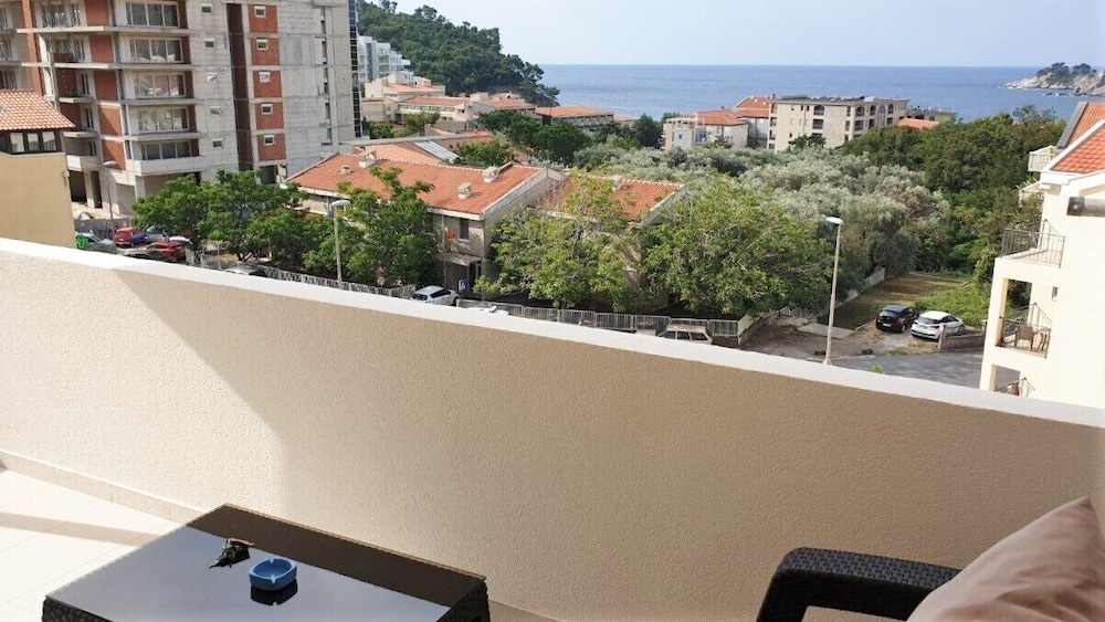 Beautiful Sea View Apartment view 3
