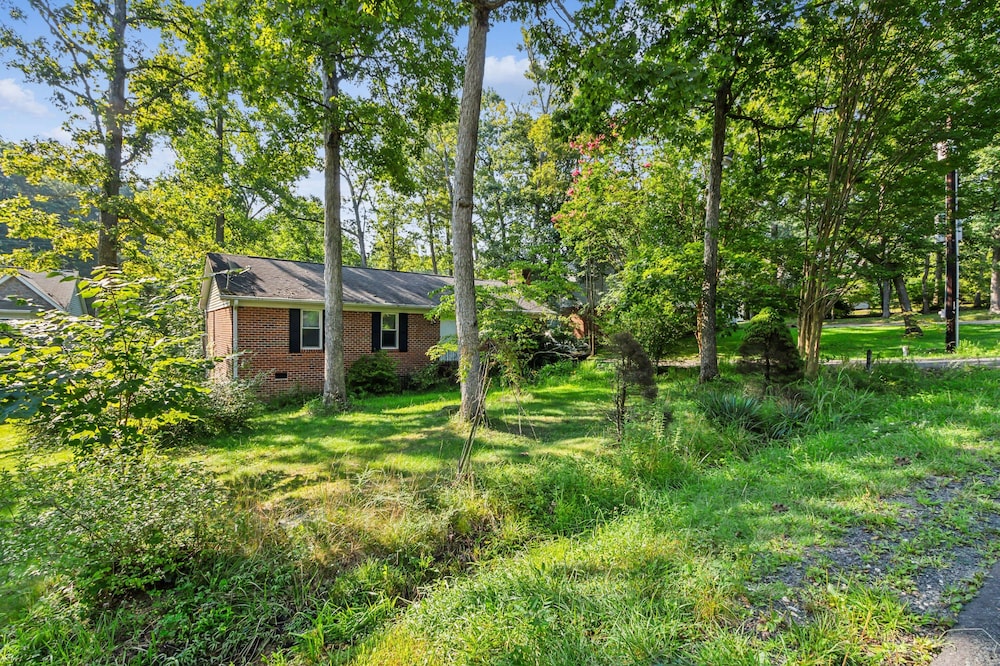Charming Family Retreat With Scenic Views 3 Bedroom Home