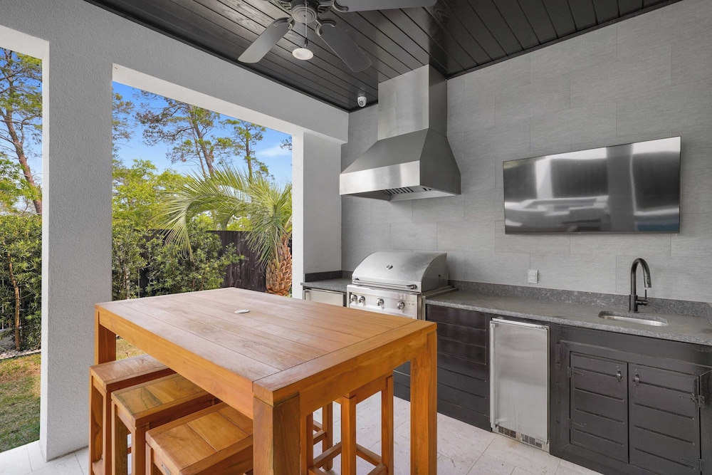 7 Bedroom Serentiy Sands Cottage with Heated Pool and Spa