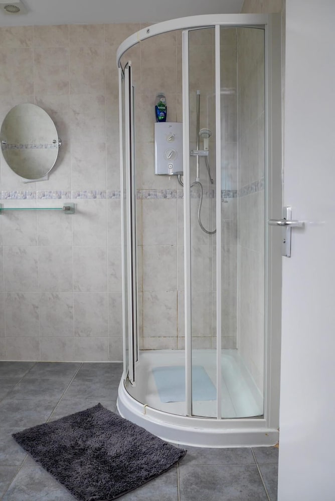 Stylish 4 Bed Apartment- Private Garden & Sleeps 8