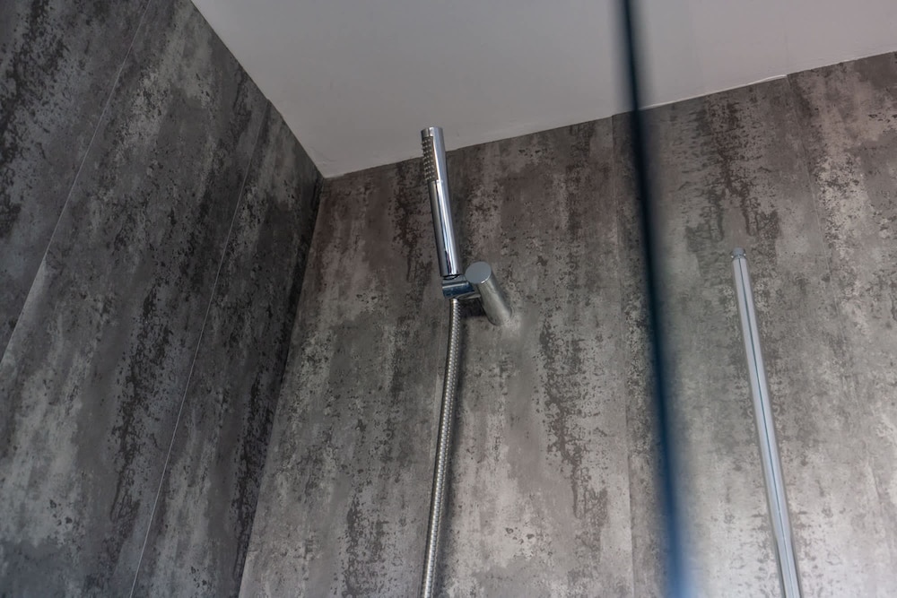 Modern 3 Bed House-free Parking