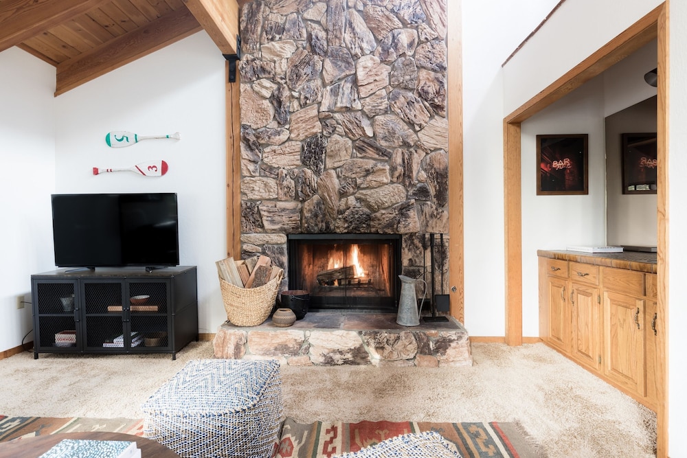 Wolfe by Avantstay 5mins Northstar w Hot Tub Fireplace 2 Private Decks
