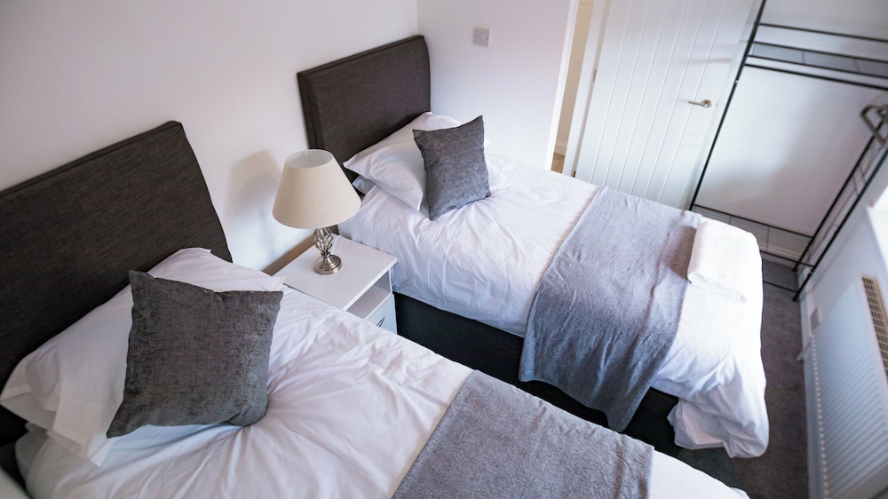 Housesleeps6-garden-parking-familly&contractors