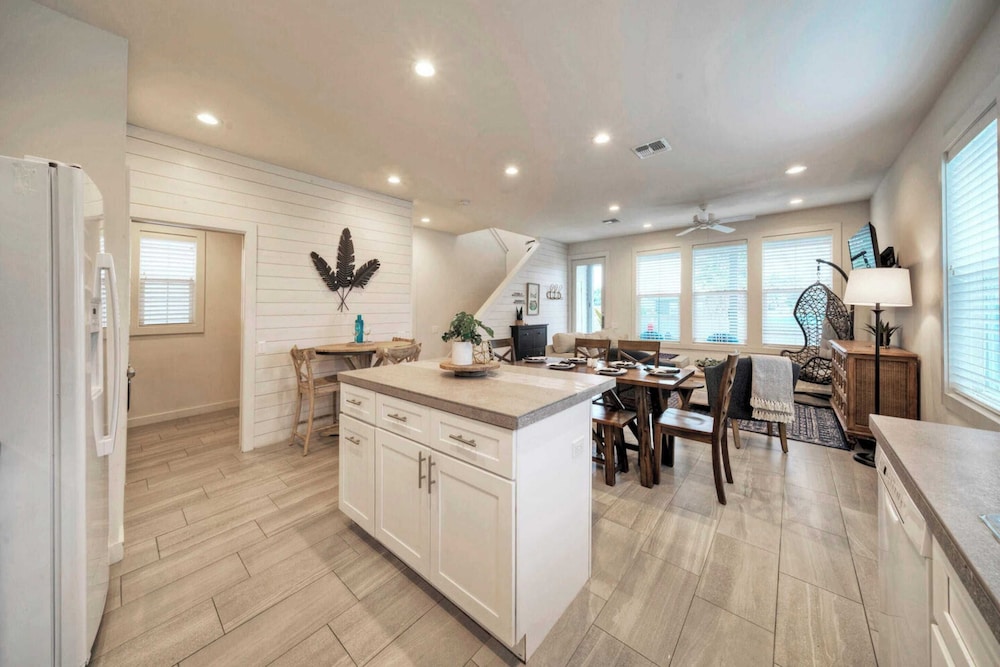 Sleeps 20 2 Homes in Mercer Village w/ Pool Heart of Old Town, Walkable