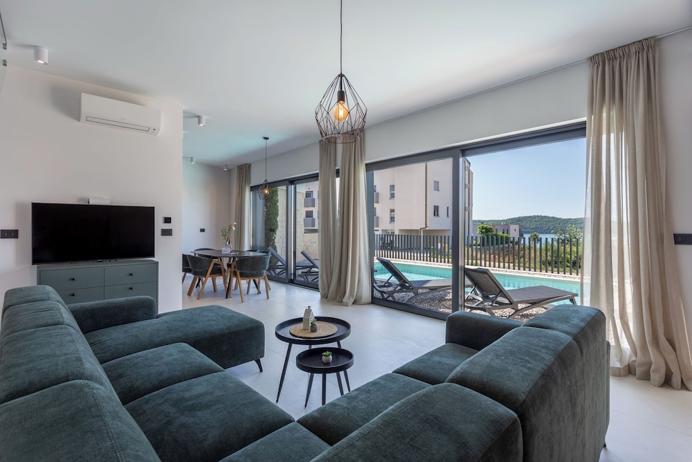 Villa Yana with Pool and Sea View