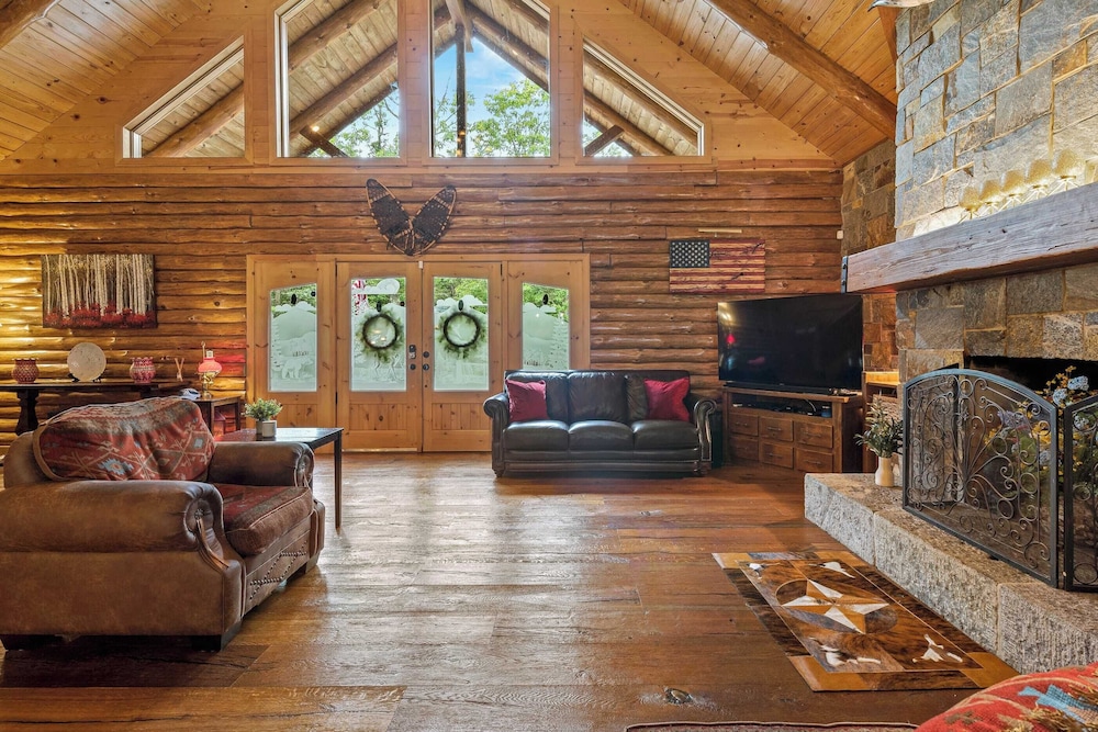 Bigwood Cabin Retreat Hot Tub, Game Room, Firepit Lounge & Private Yard