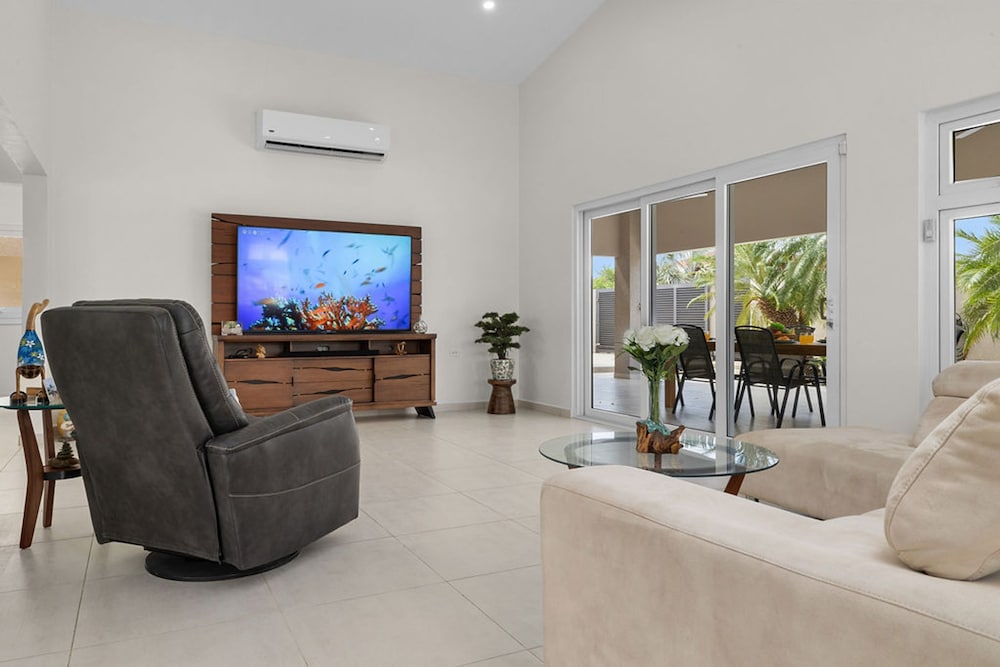 Central 4br3ba Villa w Ocean Views Private Pool
