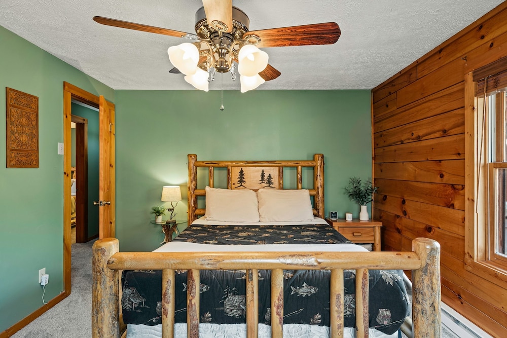 Deer Haven Cabin by Avantstay Waterfront Dock Firepit