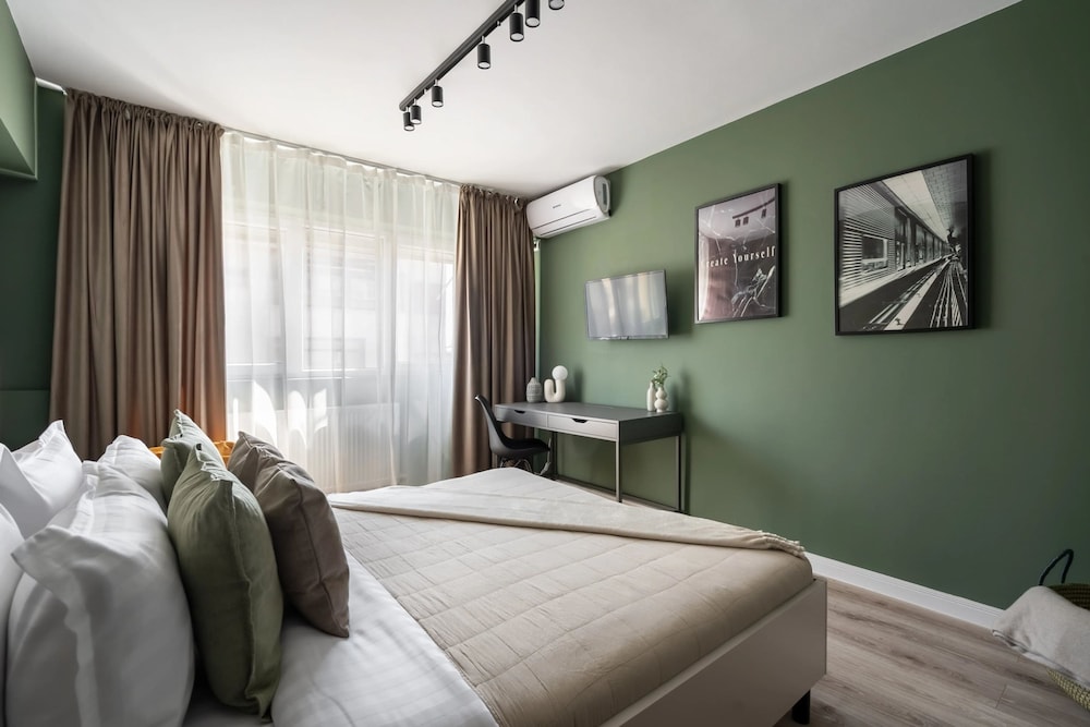 Colorful Bright 2BR on Iconic Calea Victoriei