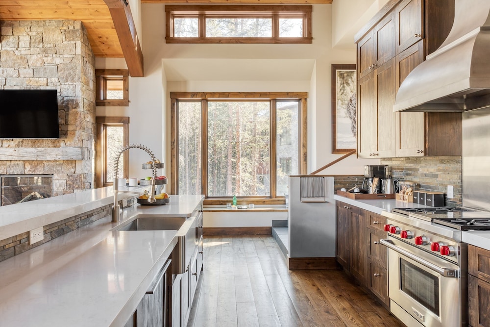 Apex by Avantstay Cozy Expansive Mountain Home Close to the Slopes w/ Hot Tub! view 5