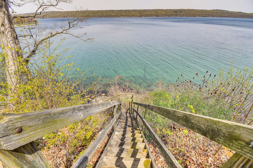 < 1 Mi to State Park: Trumansburg Cottage w/ Deck!