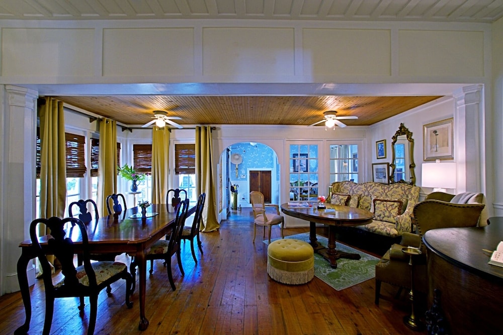 Chesnut Cottage Inn