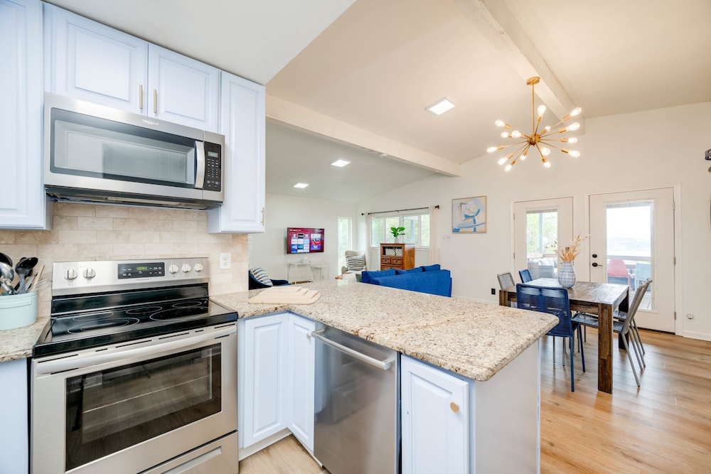 4 3 two King Beds Perfect Sunset Lake Views Pickleball Fire pit Lvl2 EV POA Pool