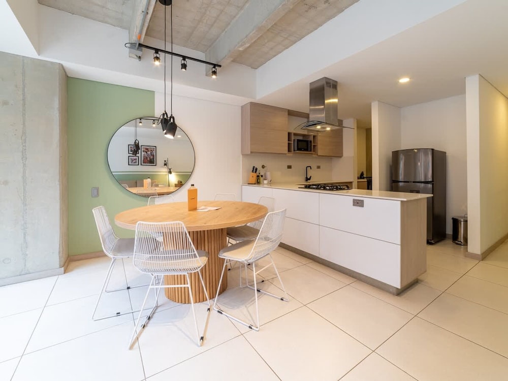Panoramic 3 BR w Balcony in Laureles Medell n
