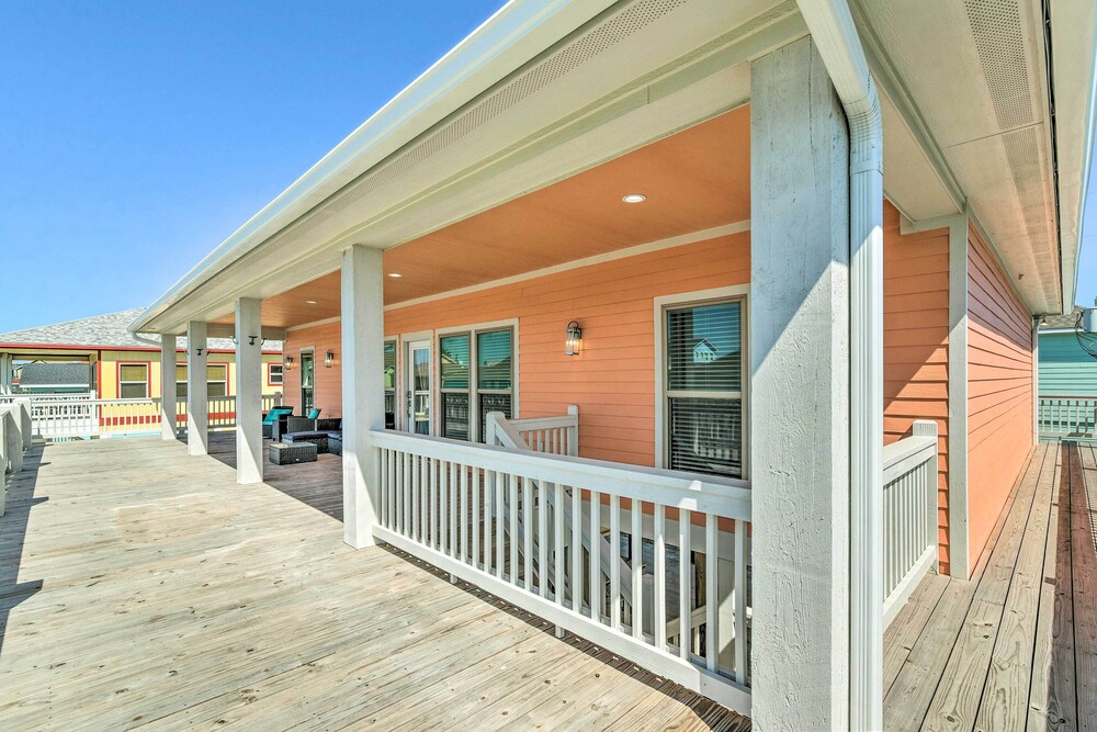 Walk to Shore: Coastal Escape in Crystal Beach! view 2