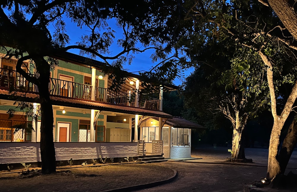 Funky Leopard Safari Lodge Bordering Yala National Park - Hostel