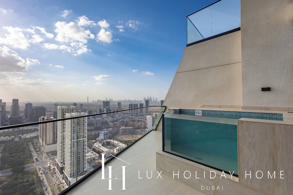 LUX The Phantom Sky Pool Suite