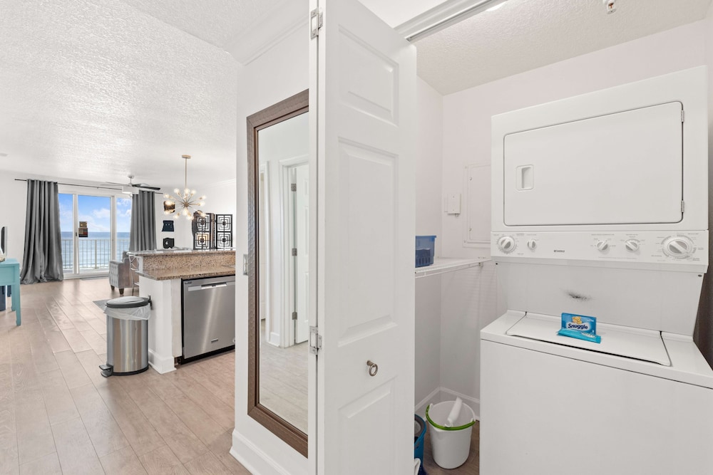 Twin Palms by Book That Condo