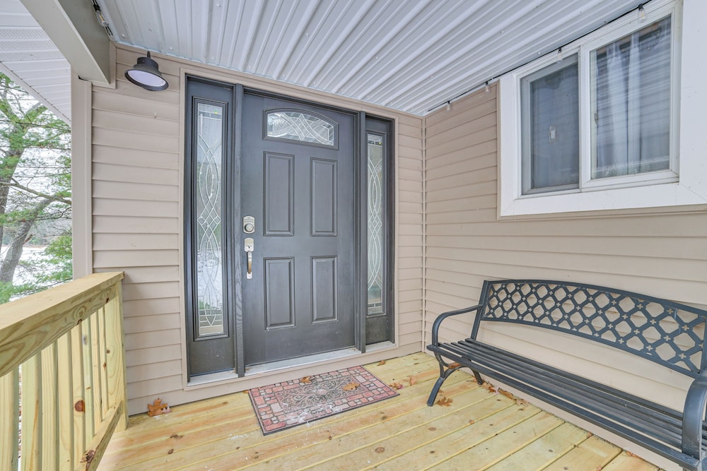 Lake Access & Dock: Remote Mio-area Cottage