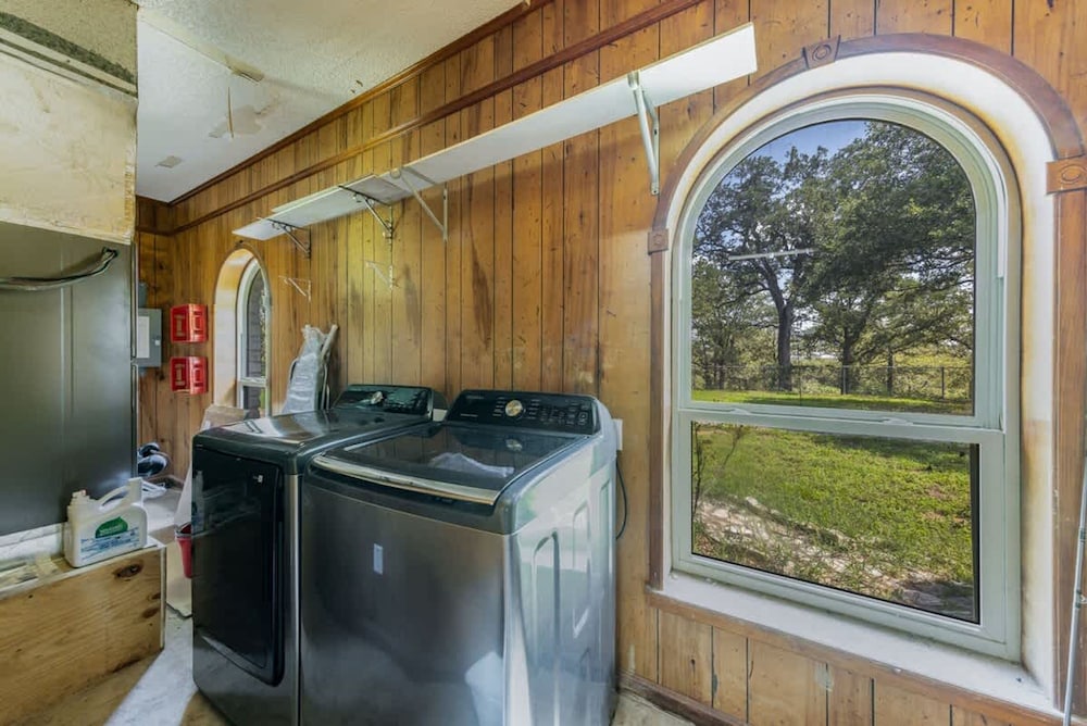 Spacious 90-acre Ranch Ideal for Families Reunions Events Sleeps 13 San Marcos River Access