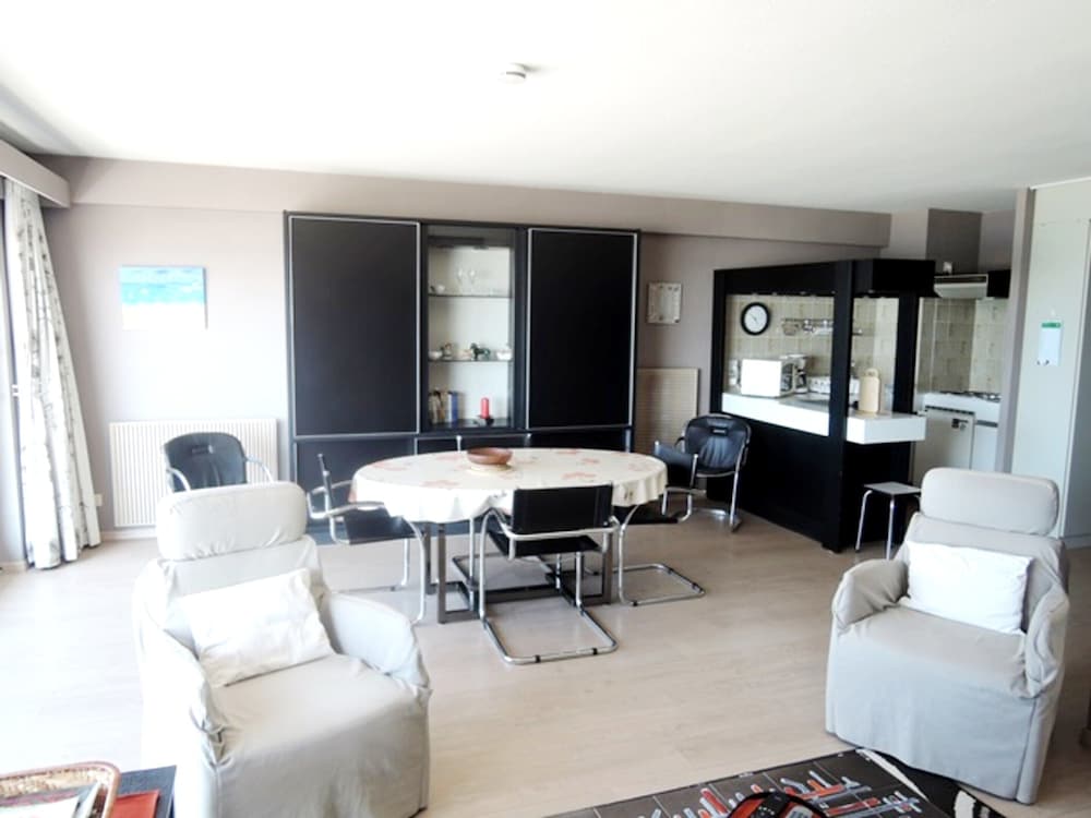 Spacious Apartment by the sea