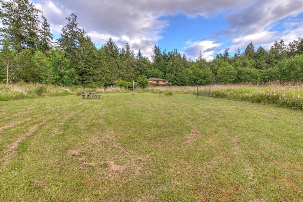 The Cedar Field Vacation House