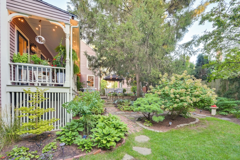 < 1 Mi to Dtwn Salem: Apt w/ Shared Patio & Yard!