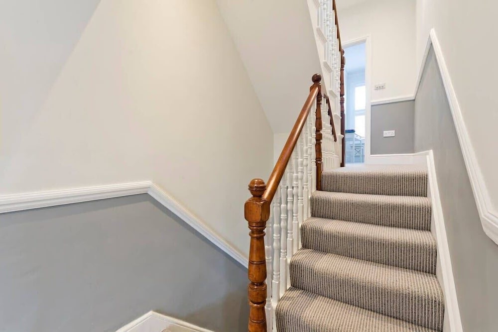 Spacious 4 Bed House, Battersea