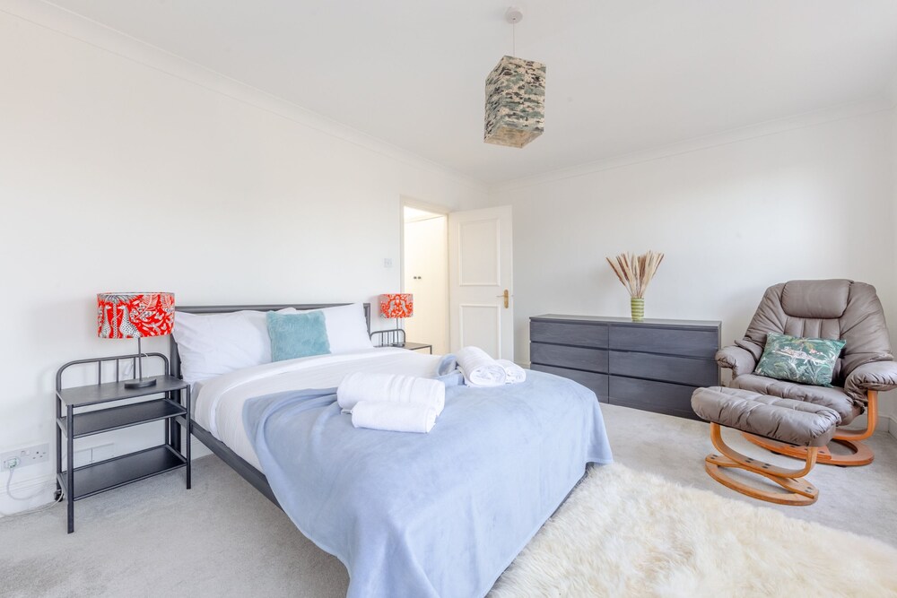Spacious 3 Bedroom Flat in Brixton