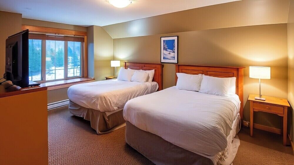 Pinnacle Ridge Chalets by Fernie Lodging