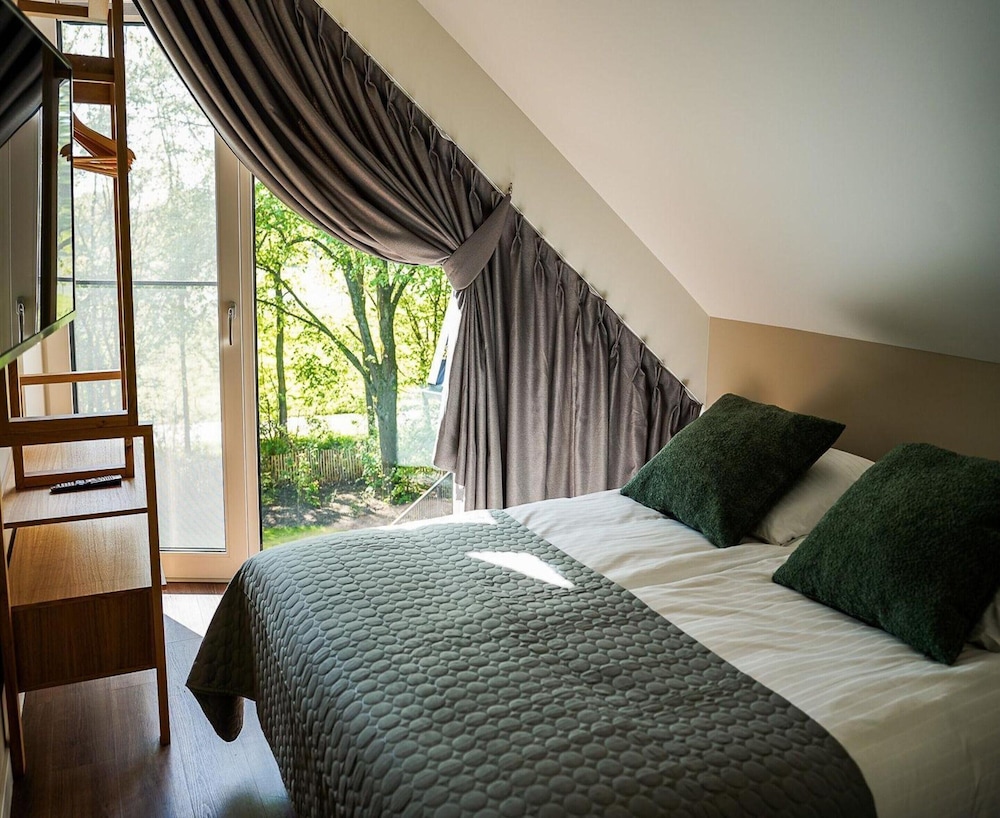 Spacious Holiday Home With Garden