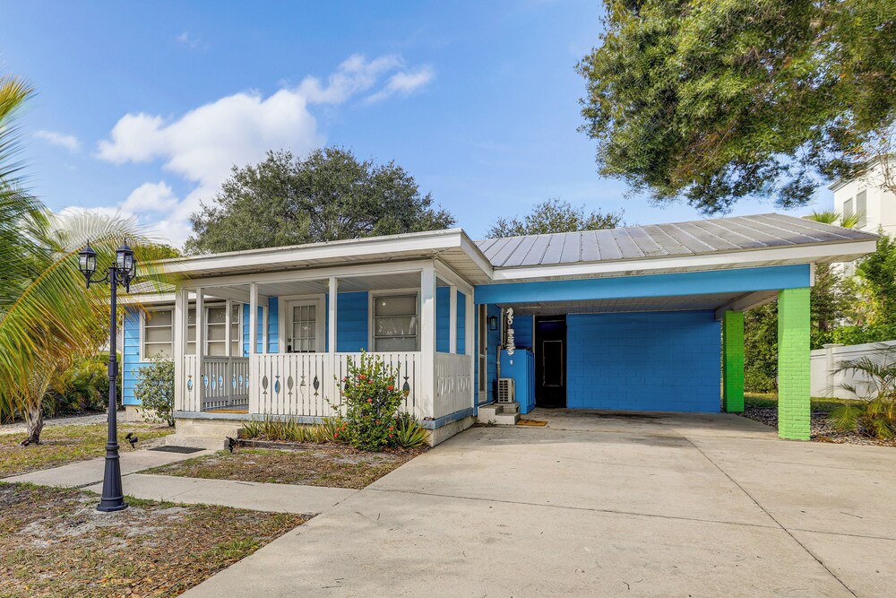 Walk to Shops & Dining: Downtown Stuart Home!